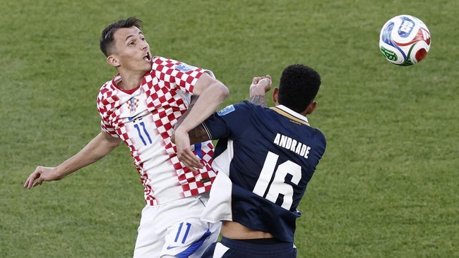 Soccer Football - FIFA World Cup 2026 - Group L - Panama v Croatia - Toronto Stadium, Toronto, Canada - June 23, 2026 Croatia's Ante Budimir in action with Panama's Andres Andrade REUTERS/Thomas Mukoya