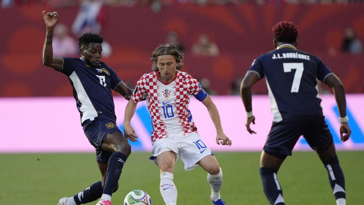 Soccer Football - FIFA World Cup 2026 - Group L - Panama v Croatia - Toronto Stadium, Toronto, Canada - June 23, 2026 Croatia's Luka Modric in action with Panama's Jose Fajardo and Jose Luis Rodriguez IMAGN IMAGES via Reuters/John E Sokolowski