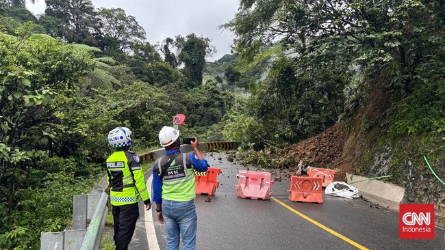 Jalur utama Padang-Bukittinggi ditutup imbas longsor di kawasan Lembah Anai. 