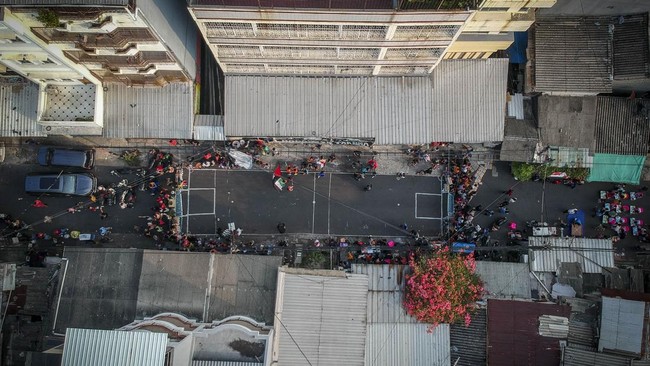 Di kawasan permukiman padat penduduk di Tambora Jakarta Barat itu sedang berlangsung turnamen sepak bola Liga Akamsi yaitu sebuah kompetisi lokal yang dikuti 48 anak dengan usia 8-15 untuk menyalurkan minat mereka terhadap sepak bola. Selain itu komp