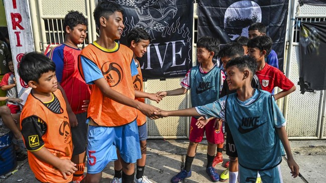 Di kawasan permukiman padat penduduk di Tambora Jakarta Barat itu sedang berlangsung turnamen sepak bola Liga Akamsi yaitu sebuah kompetisi lokal yang dikuti 48 anak dengan usia 8-15 untuk menyalurkan minat mereka terhadap sepak bola. Selain itu komp