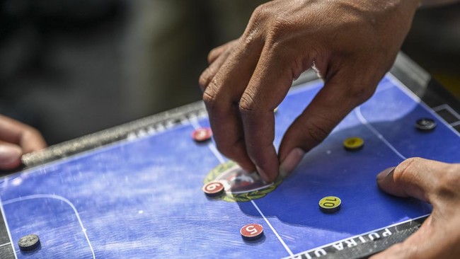 Di kawasan permukiman padat penduduk di Tambora Jakarta Barat itu sedang berlangsung turnamen sepak bola Liga Akamsi yaitu sebuah kompetisi lokal yang dikuti 48 anak dengan usia 8-15 untuk menyalurkan minat mereka terhadap sepak bola. Selain itu komp