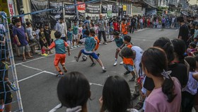 Di kawasan permukiman padat penduduk di Tambora Jakarta Barat itu sedang berlangsung turnamen sepak bola Liga Akamsi yaitu sebuah kompetisi lokal yang dikuti 48 anak dengan usia 8-15 untuk menyalurkan minat mereka terhadap sepak bola. Selain itu komp