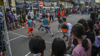 Di kawasan permukiman padat penduduk di Tambora Jakarta Barat itu sedang berlangsung turnamen sepak bola Liga Akamsi yaitu sebuah kompetisi lokal yang dikuti 48 anak dengan usia 8-15 untuk menyalurkan minat mereka terhadap sepak bola. Selain itu komp