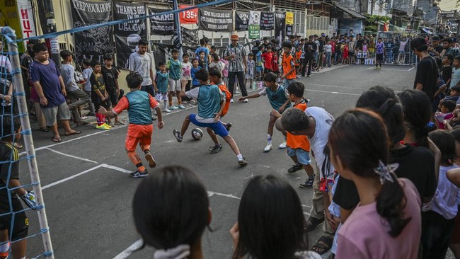 Di kawasan permukiman padat penduduk di Tambora Jakarta Barat itu sedang berlangsung turnamen sepak bola Liga Akamsi yaitu sebuah kompetisi lokal yang dikuti 48 anak dengan usia 8-15 untuk menyalurkan minat mereka terhadap sepak bola. Selain itu komp