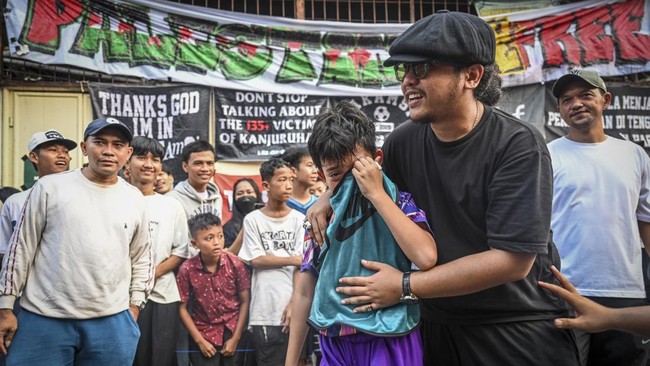 Di kawasan permukiman padat penduduk di Tambora Jakarta Barat itu sedang berlangsung turnamen sepak bola Liga Akamsi yaitu sebuah kompetisi lokal yang dikuti 48 anak dengan usia 8-15 untuk menyalurkan minat mereka terhadap sepak bola. Selain itu komp