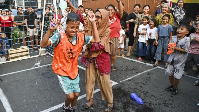 Di kawasan permukiman padat penduduk di Tambora Jakarta Barat itu sedang berlangsung turnamen sepak bola Liga Akamsi yaitu sebuah kompetisi lokal yang dikuti 48 anak dengan usia 8-15 untuk menyalurkan minat mereka terhadap sepak bola. Selain itu komp