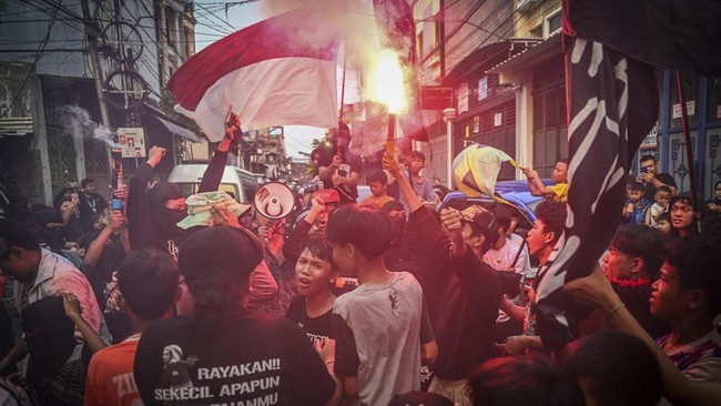Di kawasan permukiman padat penduduk di Tambora Jakarta Barat itu sedang berlangsung turnamen sepak bola Liga Akamsi yaitu sebuah kompetisi lokal yang dikuti 48 anak dengan usia 8-15 untuk menyalurkan minat mereka terhadap sepak bola. Selain itu komp