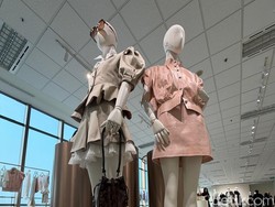 Tren Peplum dan Kelembutan Koleksi Louis Vuitton Pre-Fall 2026