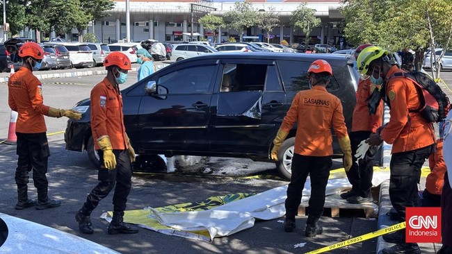 Seorang perempuan ditemukan tewas di dalam mobil di area parkir Terminal 1 Bandar Udara Internasional Juanda Surabaya, Rabu (24/6) siang.