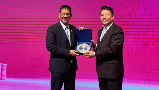 Menteri Keuangan Purbaya Yudhi Sadewa membawa pulang gelar Profesor Kehormatan (Honorary Professor) bidang Ekonomi dari Universitas Nankai, China, di sela rangkaian kunjungan kerjanya ke Negeri Tirai Bambu pekan lalu.