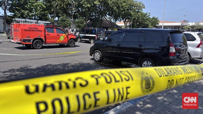 TKP penemuan jenazah perempuan diduga dalam mobil dinas Pemkab Bangkalan di Bandara Juanda Surabaya.