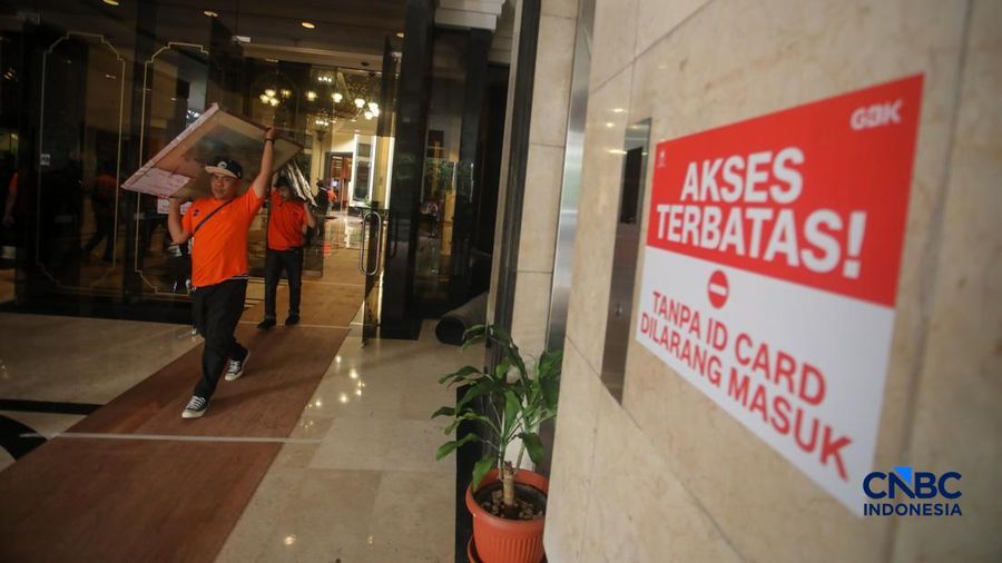 Pekerja mengangkat peralatan inventaris pada gedung eks Hotel Sultan di area Gelora Bung Karno (GBK), Jakarta, Rabu (24/6/2026).