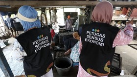 Petugas sensus ekonomi 2026 melakukan pendataan tempat produksi Usaha Mikro, Kecil dan Menengah (UMKM) ikan kayu di Lambaro Skep, Banda Aceh, Aceh, Selasa (16/6/2026). Badan Pusat Statistik Provinsi Aceh mengerahkan 5.328 orang yang merupakan bagian