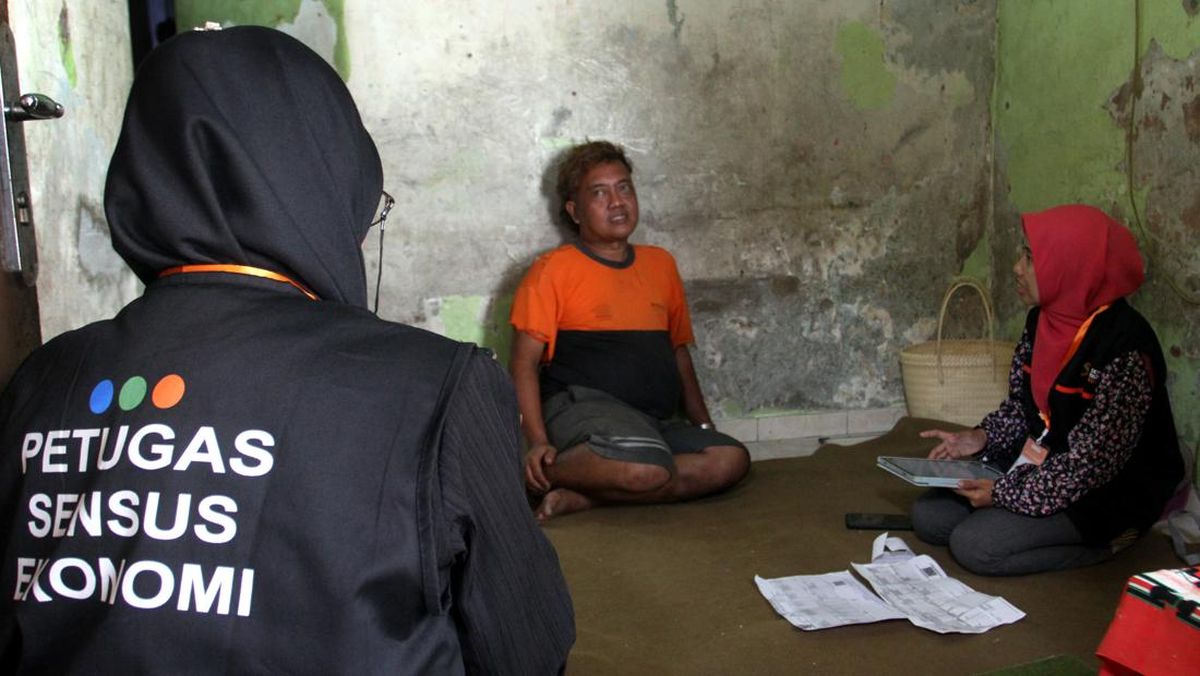 Petugas sensus mewawancarai warga saat pelaksanaan Sensus Ekonomi 2026 di Kota Malang, Jawa Timur, Rabu (17/6/2026). Badan Pusat Statistik (BPS) Kota Malang mengerahkan 627 petugas untuk melakukan pen