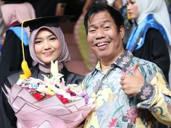 Temon Ungkap Rasa Bangga Usai Putrinya Wisuda: Cumlaude Coy!