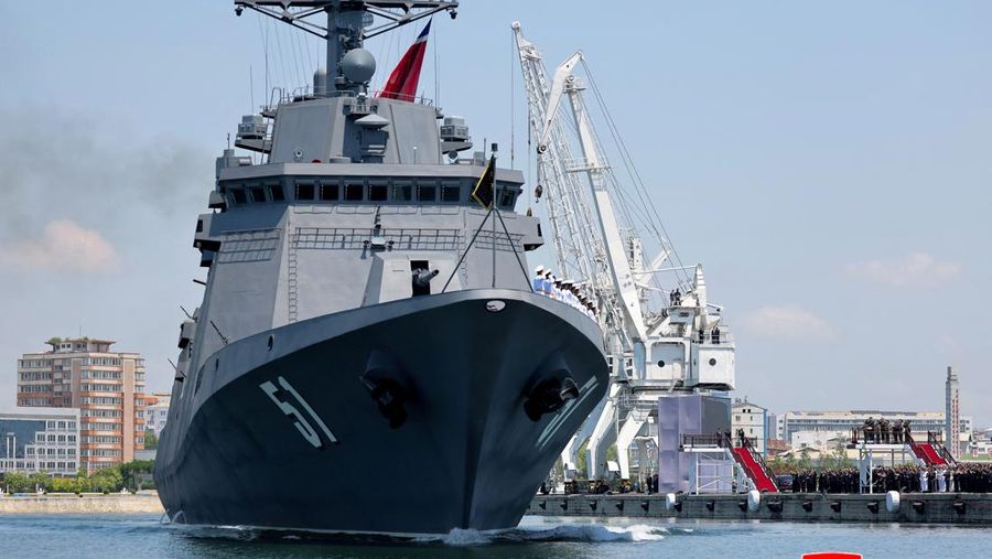 Pemimpin Korea Utara Kim Jong Un menghadiri upacara peresmian kapal perusak serbaguna baru Choe Hyon di pelabuhan Nampho, Korea Utara, 23 Juni 2026, dalam foto nan dirilis oleh Kantor Berita Pusat Korea (KCNA) resmi Korea Utara.