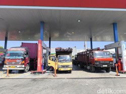 Keluhan Sopir Truk di Surabaya Antre Solar hingga 3 Jam