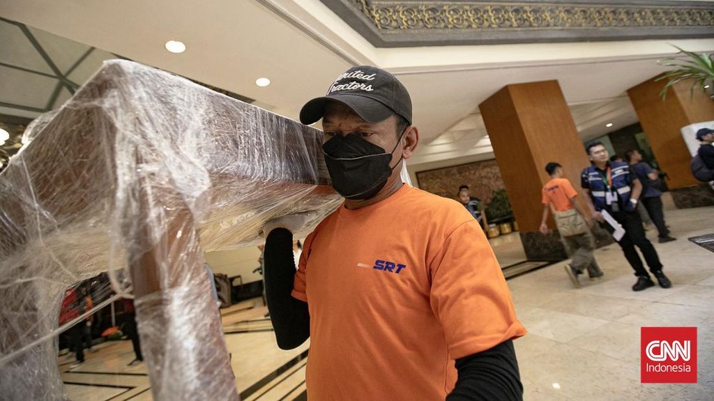 FOTO: Barang-barang Eks Hotel Sultan Dikirim ke Cikarang