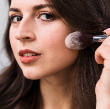 Terlihat Mirip, Ini 4 Perbedaan Contour dan Bronzer Biar Nggak Salah Pakai