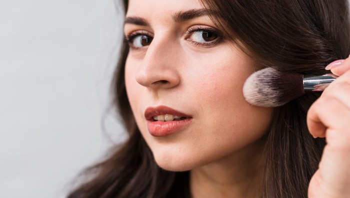 Terlihat Mirip, Ini 4 Perbedaan Contour dan Bronzer Biar Nggak Salah Pakai