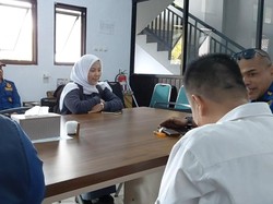 Momen Haru Saat Petugas Damkar Tasik Bantu Ambil Rapor Siswi Yatim