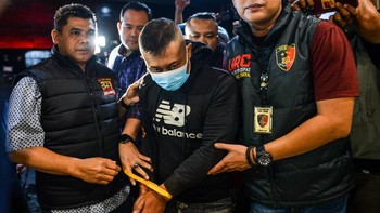 Petugas menggiring tersangka kasus dugaan penyekapan dan penganiayaan berat Taufik Hidayat (tengah) setibanya di Polda Jabar, Bandung, Jawa Barat, Selasa (23/6/2026). Polda Jabar menangkap Taufik Hidayat yang berstatus daftar pencarian orang di Kawas