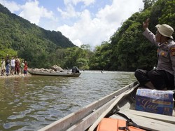 Ekspedisi JALUR Polda Riau Bagikan Bansos di Desa Terpencil Jelang Hari Bhayangkara
