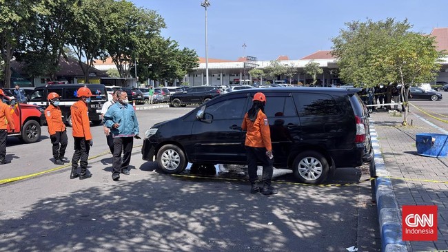 Aparat Polresta Sidoarjo tengah mendalami penemuan mayat perempuan di dalam sebuah mobil Toyota Innova hitam yang terparkir di area Terminal 1 Bandar Udara (Bandara) Internasional Juanda, Surabaya, Rabu (24/6).