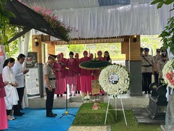 Polri Ziarah ke Makam Hoegeng Jelang Hari Bhayangkara Ke-80