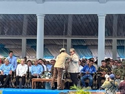 Prabowo Dianugerahi Lencana Emas Adhi Bhakti dari Tani Nelayan di Gorontalo