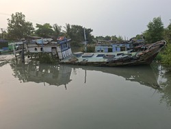 Puluhan Bangkai Kapal Teronggok di Karangantu hingga Nyaris Tenggelam