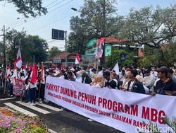 Demo Mahasiswa Ditandingi Ratusan Relawan SPPG Dukung MBG di Mojokerto