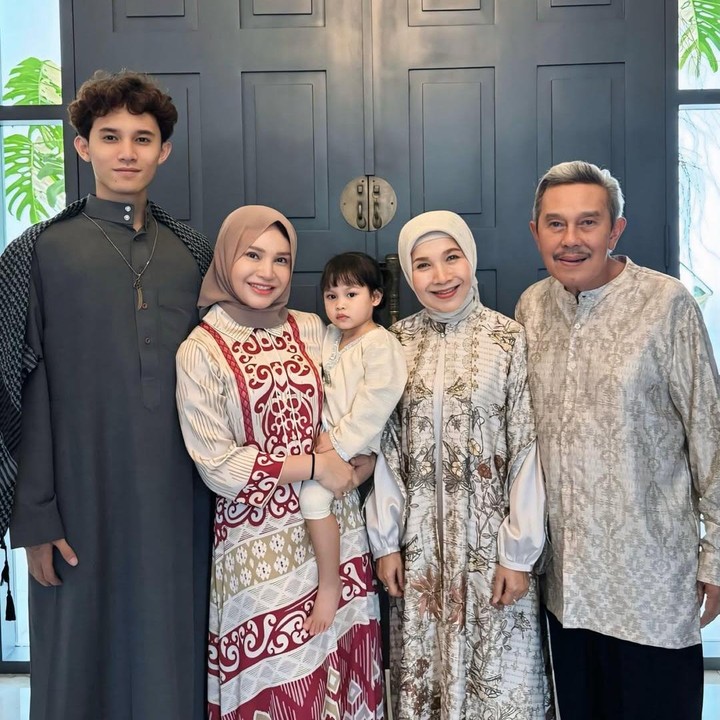 <p>Sejak mengenalkan Raina ke publik, Rossa memang sering mem-<em>posting</em>&nbsp;keseharian&nbsp;sang putri. Tak hanya itu, Rossa bahkan membuat akun Instagram khusus untuk putrinya, sebagai ungkapan rasa sayang. "Dear Ade @raina.mikaylaa, Ibu buatkan IG buat jadi album digital ya. Supaya ade tau betapa cintanya kita semua sama Ade," ungkap Rossa. (Foto: Instagram @itsrossa910)</p>