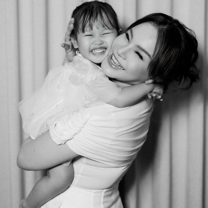 <p>Selain mengunggah potret Raina, Rossa juga menuliskan doa dan harapannya untuk bocah yang dianggapnya sebagai anak itu, Bunda. Perempuan 47 tahun ini berharap Raina bisa tumbuh menjadi anak yang pintar dan disayang oleh banyak orang. "Doakan aku semoga jadi anak yang pintar, dan shalehah ya. Doakan juga semoga banyak teman dan disayang banyak orang. Raina Mikayla Almahyra," ungkap Rossa. (Foto: Instagram @itsrossa910)</p>