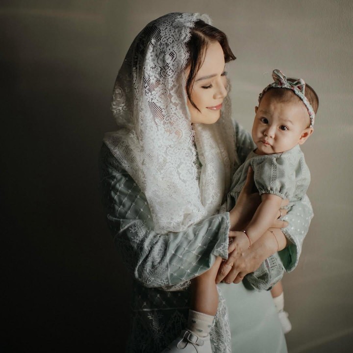 <p>Rossa tidak menjelaskan secara detail tentang sosok Raina ke publik. Namun dalam salah satu potret yang dibagikan, Rossa menunjukkan kebersamaannya dengan Raina sejak masih bayi. Rossa tampaknya sangat dekat dengan bocah dua tahun itu. (Foto: Instagram @itsrossa910)</p>