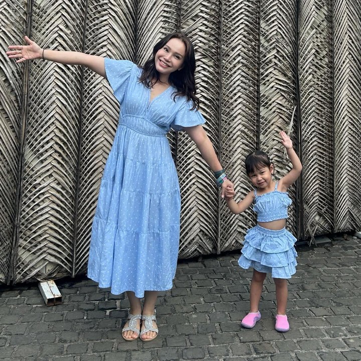 <p>Penyanyi Rossa baru-baru ini mengejutkan publik karena mem-<em>posting</em> foto bocah perempuan di akun Instagram miliknya. Dalam potret yang dibagikan, Rossa mengunggah momen saat menggendong bocah perempuan berusia dua tahun itu. (Foto: Instagram @itsrossa910)</p>