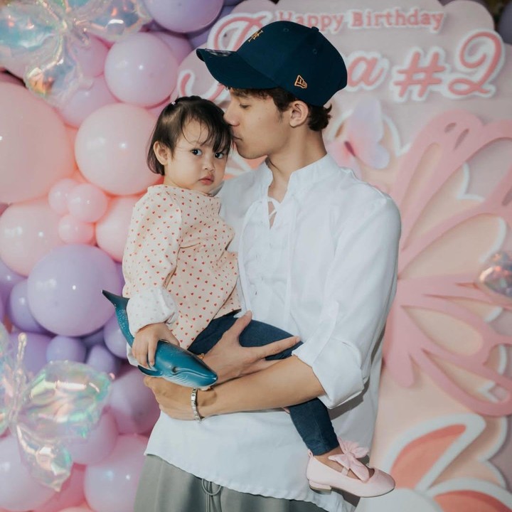 <p>Di foto lainnya, Rossa menunjukkan kedekatan Raina dengan putranya Rizky. Dalam foto ini, Rziky terlihat menggendong dan mencium kening Raina, yang tampaknya sedang merayakan ulang tahun ke-2. (Foto: Instagram @itsrossa910)</p>