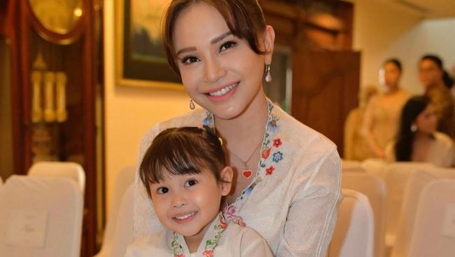 5 Potret Rossa Gendong Raina Yang Disebut Anak Dan Adik Dari Rizky Si Anak Tunggal