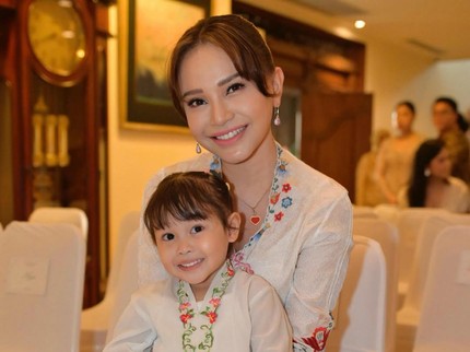 5 Potret Rossa Gendong Raina yang Disebut Anak dan Adik dari Rizky Si Anak Tunggal