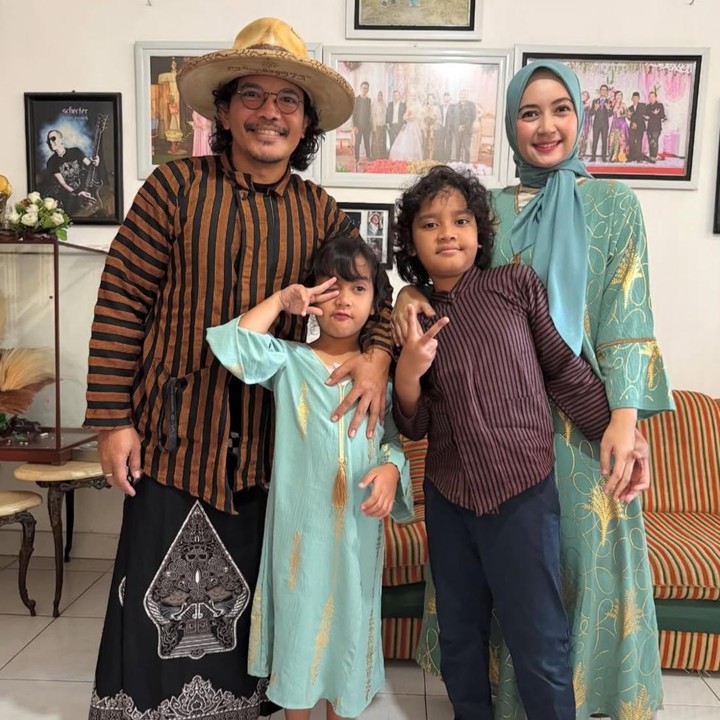 <p>Banyak publik figur Tanah Air memiliki rumah mewah dengan desain modern dan fasilitas lengkap. Namun, berbeda dengan kebanyakan artis, gitaris band 'Kotak', Mario Marcella atau yang akrab disapa Cella 'Kotak', justru memiliki rumah bernama "Omah Adem Tentrem" yang menghadirkan suasana tenang dan asri. (Foto: Instagram @cellanadalam)</p>