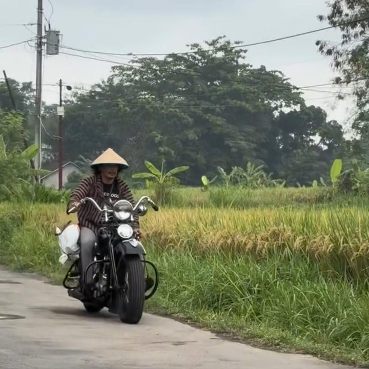 <p>Berlokasi di Yogyakarta, Cella memperlihatkan area rumahnya dengan pemandangan hamparan sawah. Ia bercerita bahwa memiliki rumah di tengah sawah merupakan impian yang telah lama ia dambakan. "Akhirnya tercapai punya rumah di tengah-tengah sawah. Itu sudah beberapa tahun yang lalu," ujar Cella, dikutip dari kanal YouTube <em>@cellanadalamofficial3815.</em> (Foto: Instagram @cellanadalam)</p>