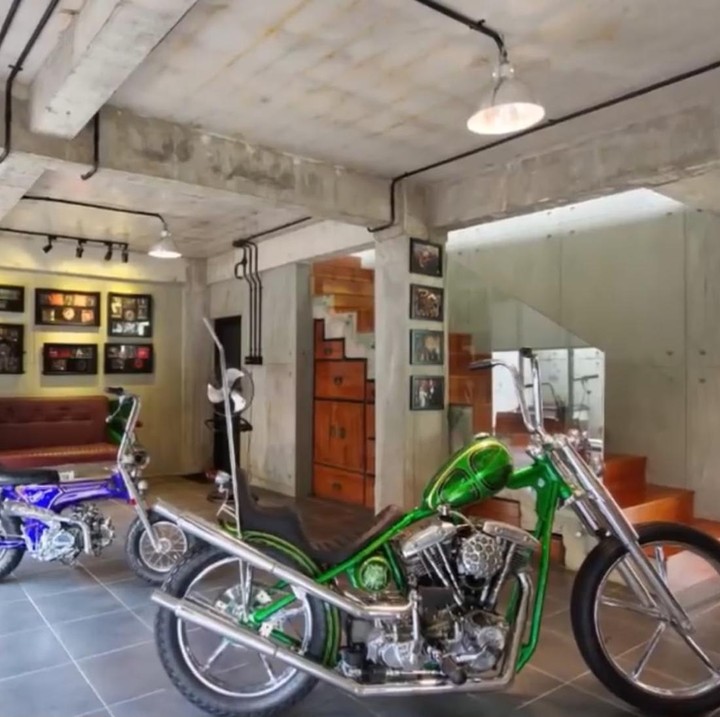 <p>Di sisi kiri ruang tamu, ada area khusus yang menjadi salah satu sudut menarik di rumah ini. Cella memanfaatkan ruangan tersebut untuk memajang koleksi pribadinya, mulai dari gitar hingga beberapa motor keren yang dimilikinya. (Foto: Youtube @cellanadalamofficial3815)</p>