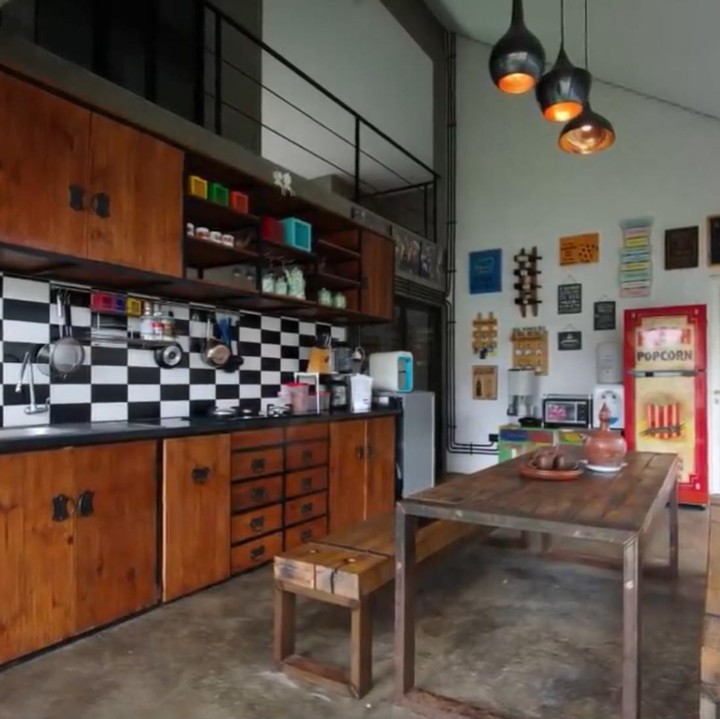 <p>Melihat ke area dapur, Cella menghadirkan suasana hangat melalui dominasi material kayu pada<em> kitchen set</em>. Tak hanya itu, area meja makannya juga terlihat sederhana dengan penggunaan meja kayu yang selaras dengan konsep rumah. (Foto: Youtube @cellanadalamofficial3815)</p>