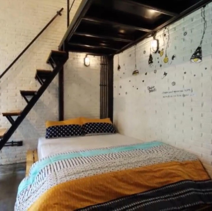 <p>Salah satu kamar di rumah ini tampil unik dengan kehadiran mezanin yang membuat ruangan terlihat lebih menarik. Mezanin ini dibuat menggunakan perpaduan material besi dan kayu pada anak tangganya. (Foto: Youtube @cellanadalamofficial3815)</p>