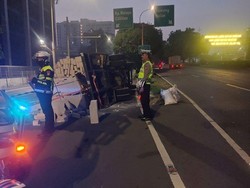 Truk Angkut Bahan Bangunan Terbalik di Jl MT Haryono Jaktim, Muatan Berserakan