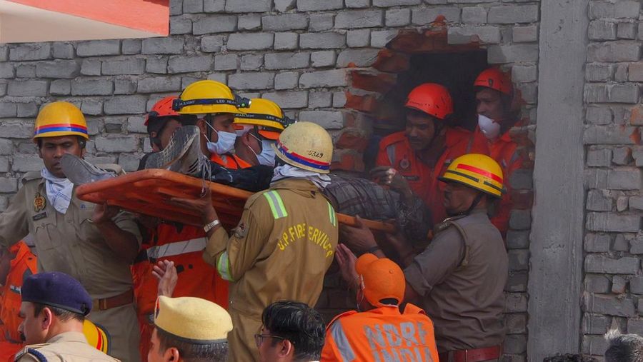 Sedikitnya 15 orang tewas dalam kebakaran di sebuah pusat animasi di negara bagian Uttar Pradesh, India utara, Senin (22/6/2026). (REUTERS/Naeem Ansari)