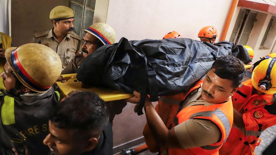 Sedikitnya 15 orang tewas dalam kebakaran di sebuah pusat animasi di negara bagian Uttar Pradesh, India utara, Senin (22/6/2026). (REUTERS/Naeem Ansari)