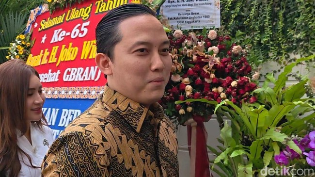 Sekretaris Pribadi Presiden Prabowo Subianto, hari ini mengunjungi kediaman Jokowi. Dia mengajak kekasihnya memberikan undangan pernikahan, Rabu (24/6/2026).