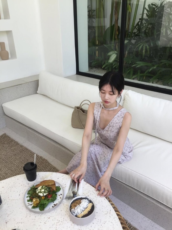 Sementara itu, kabar terbaru Jung So Min yang baru saja pulang dari Bali berhasil mengobati rindu penggemar yang kini sedang menantikan proyek drama barunya 'The Dealer' tayang pada awal tahun 2027 mendatang di Netflix./ Foto: instagram.com/somin_jj